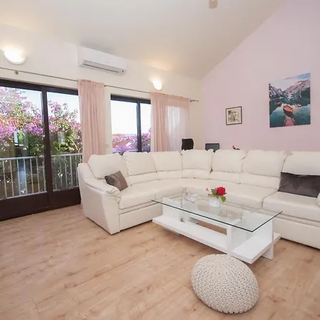 Apartment St. Lucia Kastela