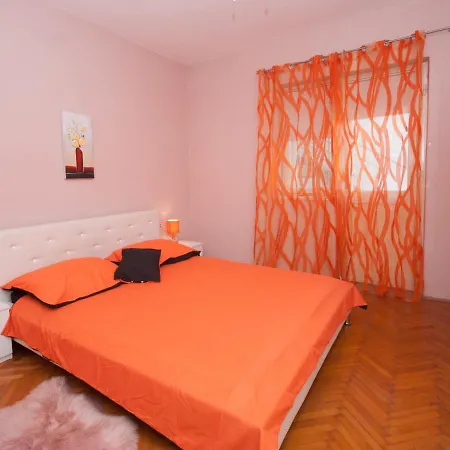 Apartment St. Lucia Kastela