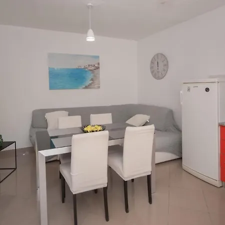 Apartment St. Lucia Kastela