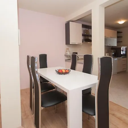 Apartment St. Lucia Kastela